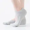 Meias de Yoga Antiderrapantes Personalizadas para Primavera e Verão para Mulheres Cor Lisa Algodão Absorventes de Suor Sem Calcanhar Dedos Separados Meias Trendy Versáteis para Trampolim