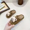 Faixa de Cabelo e Chinelos de Boneca Desenho Animado Fofo para Meninas, Sapatos Birkenstock Macios Vestíveis, Novos Estilos de Mocassins de Solado Macio Primavera/Outono 2026