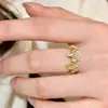 Anel Borboleta Ultra-Fada Estilo Vintage Dourado Escovado Cravejado de Diamantes com Design de Nicho e um Senso de Luxo Leve e Sofisticação