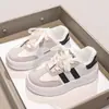 Zapatillas Bajas para Niños Modelo Nuevo 2026 Primavera y Otoño para Niños Mayores, Zapatillas de Entrenamiento Alemanas de Doble Correa, Zapatos Casuales Transpirables de Suela Suave