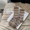Meias de Outono e Inverno Listradas em Preto e Branco de Comprimento Médio Espessadas Quentes Versáteis Estilo College Meias Largas Esportivas Tendência Meias Femininas