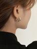 Pendientes de lujo ligeros para mujer, con hebilla de oreja, diseño de nicho, pendientes de sentido avanzado, novedad de 2023, pendientes de plata con forma de botón y aro pigmentado en oro.
