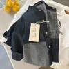 Jaqueta Infantil 2026 Primavera e Outono Novo Estilo Camisa Jeans Color Block Patchwork para Meninos, Top Casual com Gola Alta para Crianças Pequenas