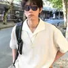 Camisa de manga corta de dos piezas de imitación texturizada, moderna y a la moda, versátil con un diseño de empalme, polo de color liso con cuello camisero para hombre