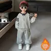 Conjunto de Moletom Espesso com Forro de Lã para Meninos 2025 Outono e Inverno Novo Conjunto Casual Esportivo Duas Peças Tendência de Moda em Roupas Infantis