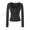 Atuendo puro y seductor para mujer, perfecto para principios de otoño: una camiseta gris de cuello halter y cuello en U de manga larga combinada con un conjunto de dos piezas ajustado que realza la figura