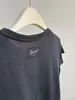 Novo Estilo de Verão~ Camiseta Lisa de Manga Curta Elegante e Slim~ Top de Camiseta Fina de Algodão com Bordado de Letra nas Costas para Mulheres