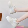 2025 Novos Sapatos Brancos Populares de Solado Grosso para Mulheres Primavera e Verão Estilo Hong Kong Altura Versátil Casual Sapatos Esportivos Tênis de Nicho