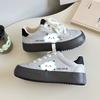 Zapatos blancos pequeños de suela gruesa para mujer 2025 nuevos éxitos suaves lindos zapatos de cabeza grande de suela gruesa versátiles zapatillas de plataforma papá 6606