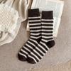 Meias de lã para crianças Outono e inverno Meias listradas grossas de comprimento médio Ins Meias vintage da moda para todos os tipos de combinações Meias quentes de inverno