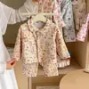 Novo conjunto de pijama de lã e seda para crianças outono/inverno, roupa de casa para crianças mais velhas, conjunto de duas peças com cardigã estampado para meninas, conjunto para meninos