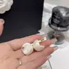 Brincos Minimalistas Vermelhos de Alta Qualidade para Mulheres, Estilo Versátil de Ano Novo, Brincos de Contas Vermelhas com Sorriso Aberto Atacado