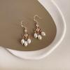 Pendientes vintage de circonita esmeralda para mujer, elegantes pendientes franceses de perlas de agua dulce con textura de lujo y nicho.