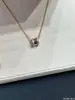 V Jinbaojia Cnc Colar de Mola Novo Modelo Pessoas Vermelhas Pequenas Edição Beneficente Cerâmica Preta e Branca Cintura Fina V Dourado Espesso Banho 18K