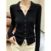 Suéter de manga larga para otoño e invierno con un cuello elegante, un diseño ajustado y una textura tejida, con cierre de botones al frente y adecuado para usar en capas o solo.