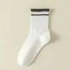 Calcetines de otoño e invierno hasta la pantorrilla con características absorbentes de sudor y resistentes al olor, calcetines casuales estilo universitario japonés, calcetines gruesos y cálidos a rayas para hombres y mujeres