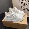 Zapatillas blancas de suela gruesa para mujer que aumentan la altura, malla transpirable, nuevo modelo 2026, zapatillas deportivas casual versátiles para primavera/verano