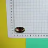 Parche Ovalado de Resina Otoño e Invierno Gato a Cuadros Gato Gatito DIY Accesorios Lindos y Dulces Flor para Zapatos Funda para Teléfono Móvil Pasador