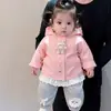 Casaco corta-vento com capuz e bordado de letra de coelho fofo para bebê e criança pequena, manga raglan doce, jaqueta infantil para atividades ao ar livre, jaqueta para passeios
