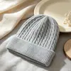 Gorro de tricô de inverno europeu e americano transfronteiriço para mulheres, forrado com fleece e espessado para aquecimento, gorro versátil para atividades ao ar livre para adultos