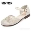 Sapatos de mãe de meia-idade e idosa primavera e verão sola macia sola de tendão sapatos rasos de camada única confortáveis antiderrapantes respiráveis entrega de peça única da fábrica