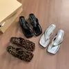Chanclas de cuña en stock para mujer, Nuevo estilo de verano 2026, Tacones altos de punta cuadrada, Adecuadas para combinar con vestidos, Sandalias para mujer