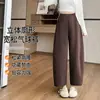 Calça cinza, cropped, de corte largo e solta - o novo estilo de 2026, um conjunto moderno de inspiração coreana, com caimento relaxado, perfeito para o outono
