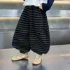 Roupas de Primavera e Outono para Meninos Calças Listradas Pretas e Cinzas Estilo Coreano Crianças Bonitas Calças Harem Largas Roupas Descoladas para Crianças Pequenas e Médias Comércio Exterior