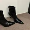 Botas Curtas Pretas de Salto Alto 2025 Nova Tendência Garota Hot Bico Fino Salto Agulha Botas Pequenas Nude Versáteis Elásticas Slim