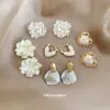 Set de Aretes de Flor de Corazón Gota de Aceite de Aguja Plateada con Perlas, Pendientes Exquisitos y Elegantes con un Toque de Lujo Ligero y de Alta Gama para Mujeres