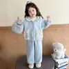 Conjunto de Niña Otoño Invierno 2026 Nuevo Elegante Ropa de Bebé Más Terciopelo Conjunto de Dos Piezas de Top y Pantalones de Niño Invierno