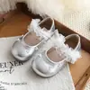 Novos Sapatos de Princesa para Meninas Primavera e Outono, Sapatos Mary Jane com Pérolas para Bebês, Sola Macia, Sapatos Individuais Infantis Pequenos de Couro