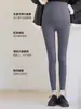 Leggings de maternidade com suporte para a barriga, cintura alta, textura de pele de tubarão, finos, logo pequeno, alta elasticidade, modelagem justa, calça de comprimento nove para usar como outer