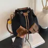 Bolso Pequeño Retro Mate Transfronterizo para Mujer, Versátil para Otoño e Invierno 2026 Nuevo Popular Bolso Cruzado tipo Cubo con Cordón y Pliegues