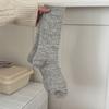 Calcetines de Lana Versátiles de Color Sólido Estilo Japonés Ioulor Calcetines de Punto Gruesos para Invierno hasta la Mitad de la Pantorrilla Color Leche Suave