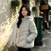 2026 Inverno Nova Cor Color Block Tamanho Grande Com Capuz Estilo Casal Jaqueta de Algodão Feminina Solta Aconchegante Quente Toque de Luxo Casaco de Algodão