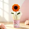 Ramo de tulipanes y rosas de alambre retorcido en un pequeño cubo rosa, pieza decorativa, recuerdo, regalo de cumpleaños, regalo del Día del Maestro
