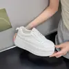 Sapatos casuais super bonitos de sola grossa para aumentar a altura para mulheres baixinhas 2026 novos sapatos não cansativos para os pés sapatos femininos sapatos brancos