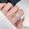 Anillo de Cuadrícula de Temperamento Dulce para Mujer de Gama Alta Exquisito Versátil Apilable Abierto Ajustable Anillo de Borde Ancho Anillo para Dedo Índice de Lujo Ligero Moderno