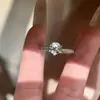 Anel Minimalista de Diamante Brilhante para Mulheres, Anel de Pedida com Seis Garras, Tamanho Ajustável, Luxo Leve, Nicho, Sensação de Alto Padrão, Moderno e Versátil