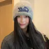Chapéu de Tricô Bordado com Letra Estilo Coreano Ins para Mulheres, Novo Chapéu de Lã Quente Versátil para Outono e Inverno para Circunferência de Cabeça Grande