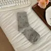 Meias de outono com estampa floral pequena e delicada têm uma atmosfera estilo miu retrô (claro e frio) meias versáteis de cano médio sem costura doces