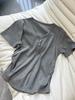 Camiseta Básica Casual Elástica com Meio Botão Feminina Verão Petite Cintura Assimétrica Ombro Direito Pregueado Manga Curta