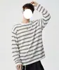 Camiseta listrada de manga comprida estilo americano, com corte solto para homens, adequada para primavera e outono, com gola redonda folgada e um design moderno color-block para um visual casual