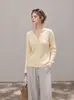 Elegante y femenino suéter de punto liso con cuello en V, una pieza versátil y elegante para mujer, nueva colección 2026