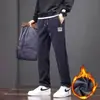 Coleção de inverno 2026: calças casuais de corte solto para homens, com forro de fleece para aquecimento, um design de perna reta estiloso e versátil, e adequadas tanto para uso casual quanto esportivo