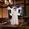 Montagem de cena temática de Halloween, pingentes de fantasma, decorações penduradas, casa mal-assombrada, adereços de atmosfera de terror para fotografia