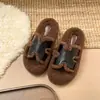 Novidade outono e inverno 2026, chinelos de couro com sola grossa de lã de cordeiro para mulheres, chinelos de algodão para uso externo, chinelos peludos da moda estilo Birkenstock