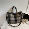 2025 Bolso Tote Nuevo de Gran Capacidad para Viajes Diarios Bolso de Hombro Popular a Cuadros Bolso Cruzado de Estilo Occidental de Nicho para Estudiantes y Viajes Diarios
