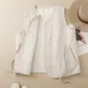 Foto real de la nueva colección de invierno 2026: un chaleco de algodón y lino simple, elegante y minimalista con cuello en V, que presenta un diseño de amarre y acolchado adicional para abrigar